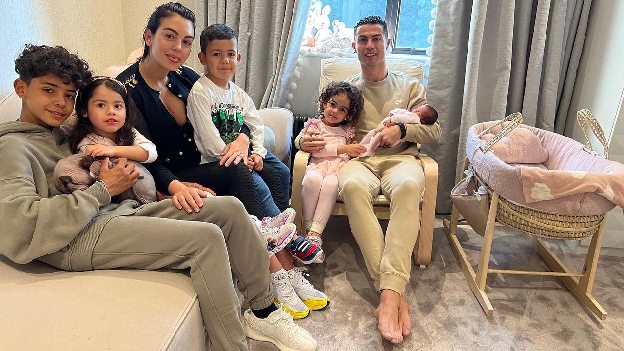 Cristiano Ronaldo ve ailesinin ilk durağı lüks otel! Kirası dudak uçuklattı...