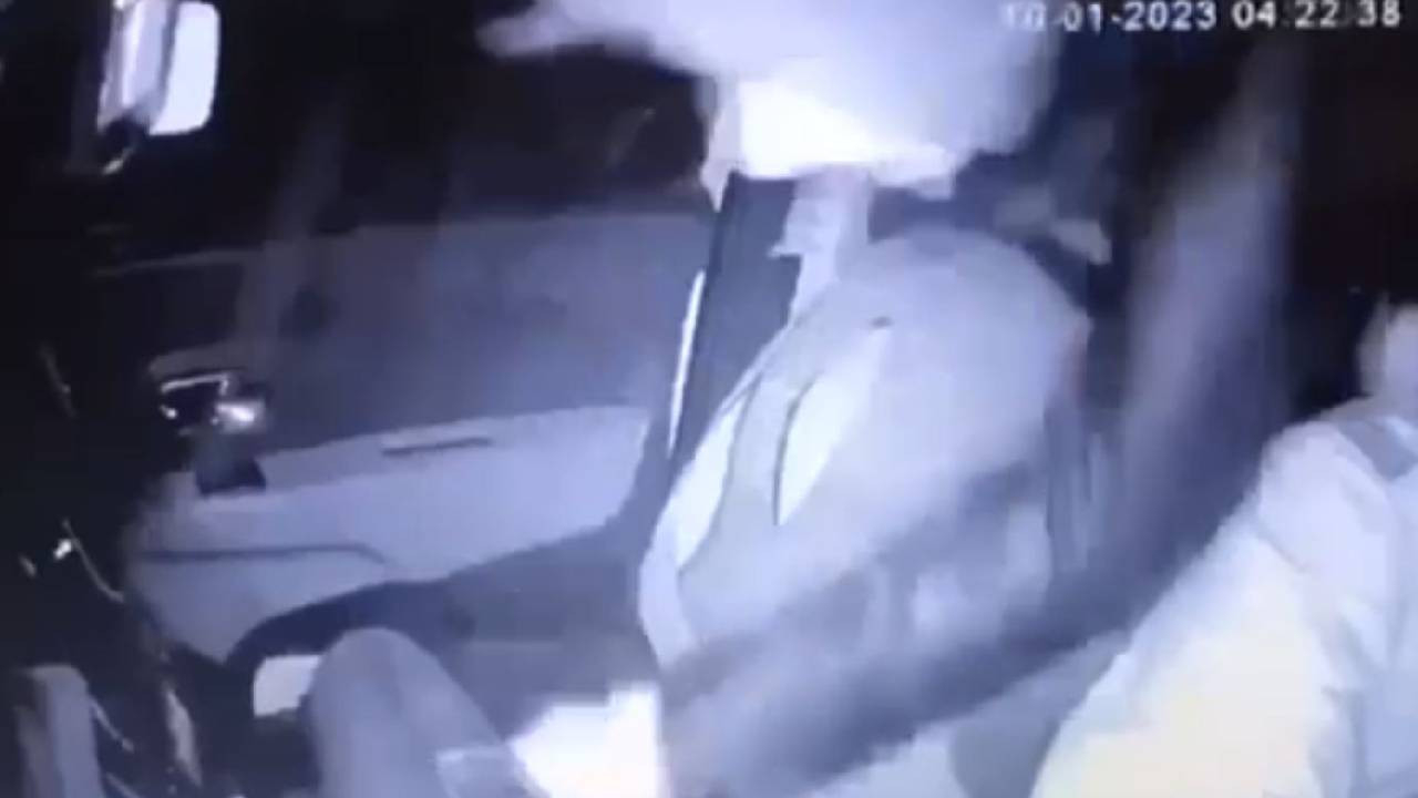 Müşteri gibi arabaya binip taksicinin kafasına defalarca taşla vurdu