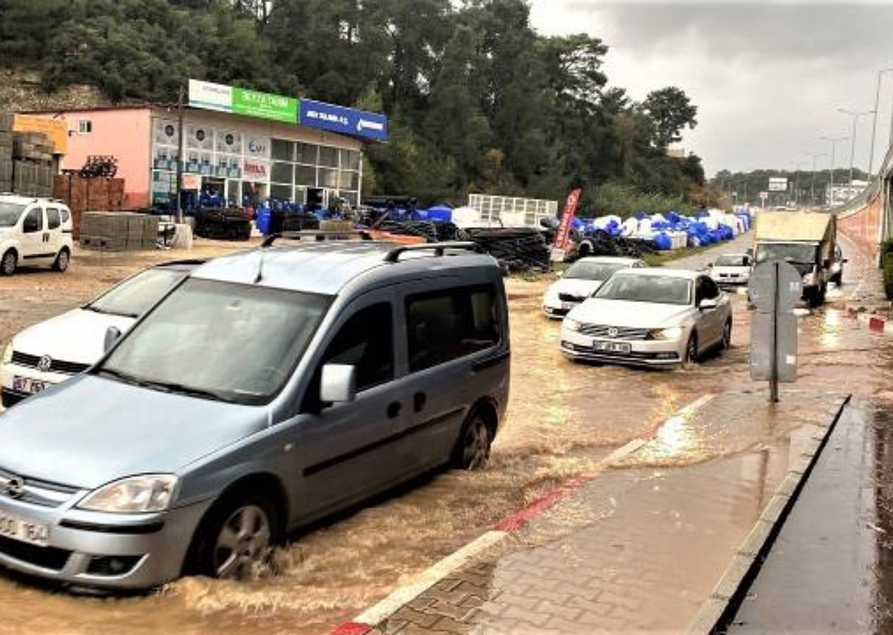 Antalya'da şiddetli yağmur ve fırtına! Yollar göle döndü, ağaçlar devrildi!