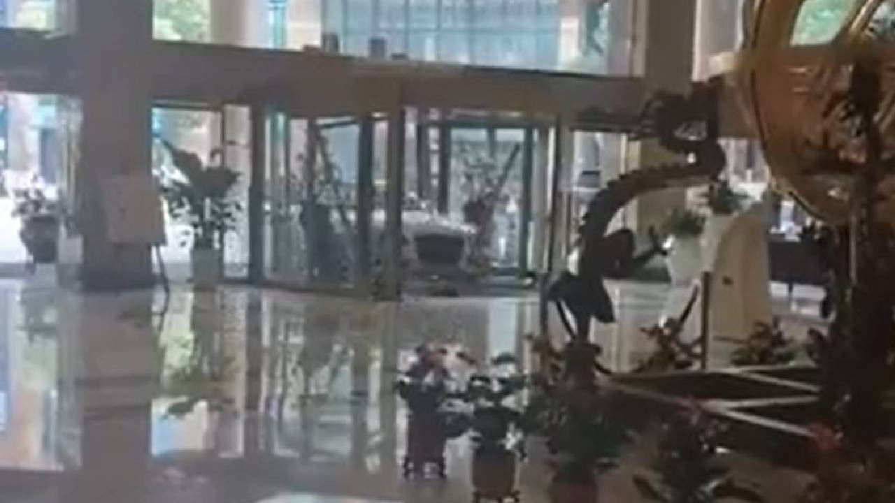 Otel çalışanına kızdı! Lüks arabasıyla, otelin lobisinden içeri girdi