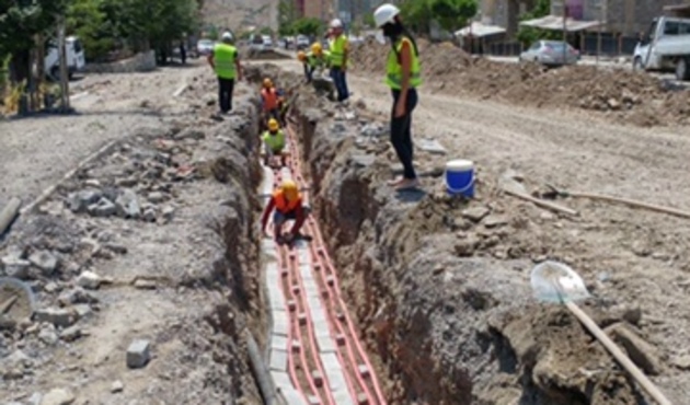 Hakkari'de elektrik hatları yer altına alınıyor!