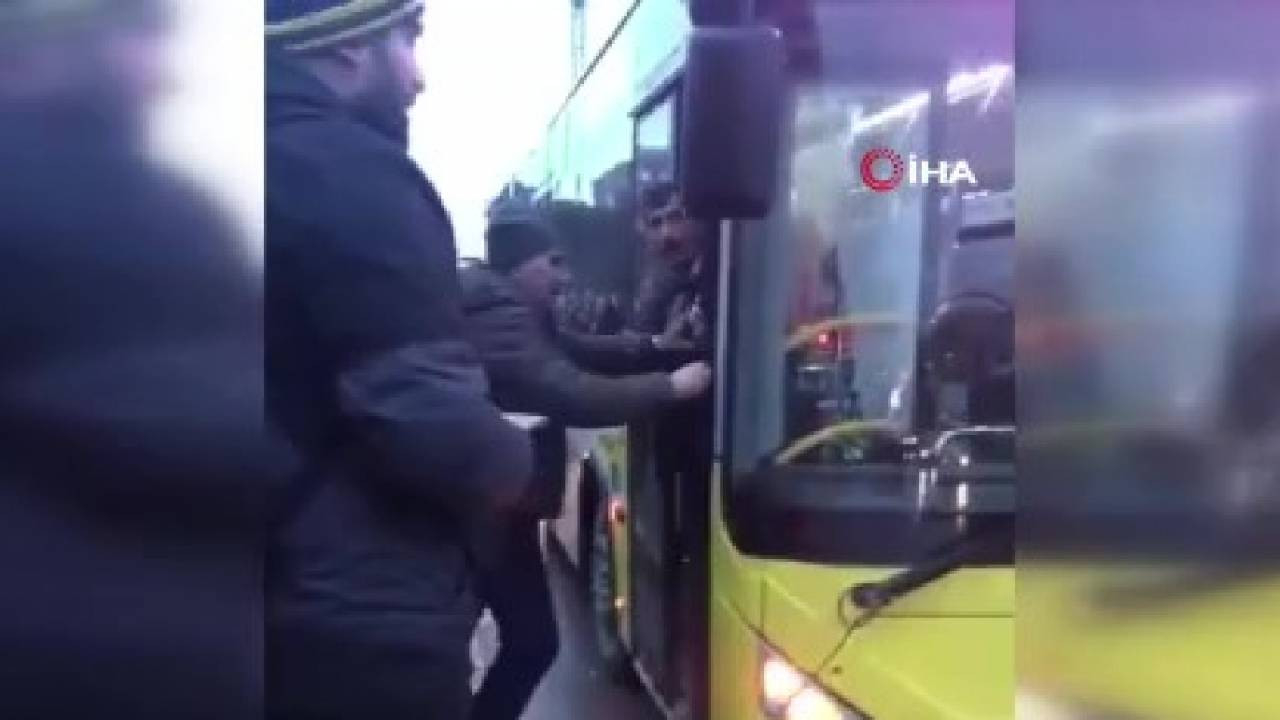 Arnavutköy'de İETT şoförüne sinirlenen genç, otobüsün camını tekme atarak kırdı