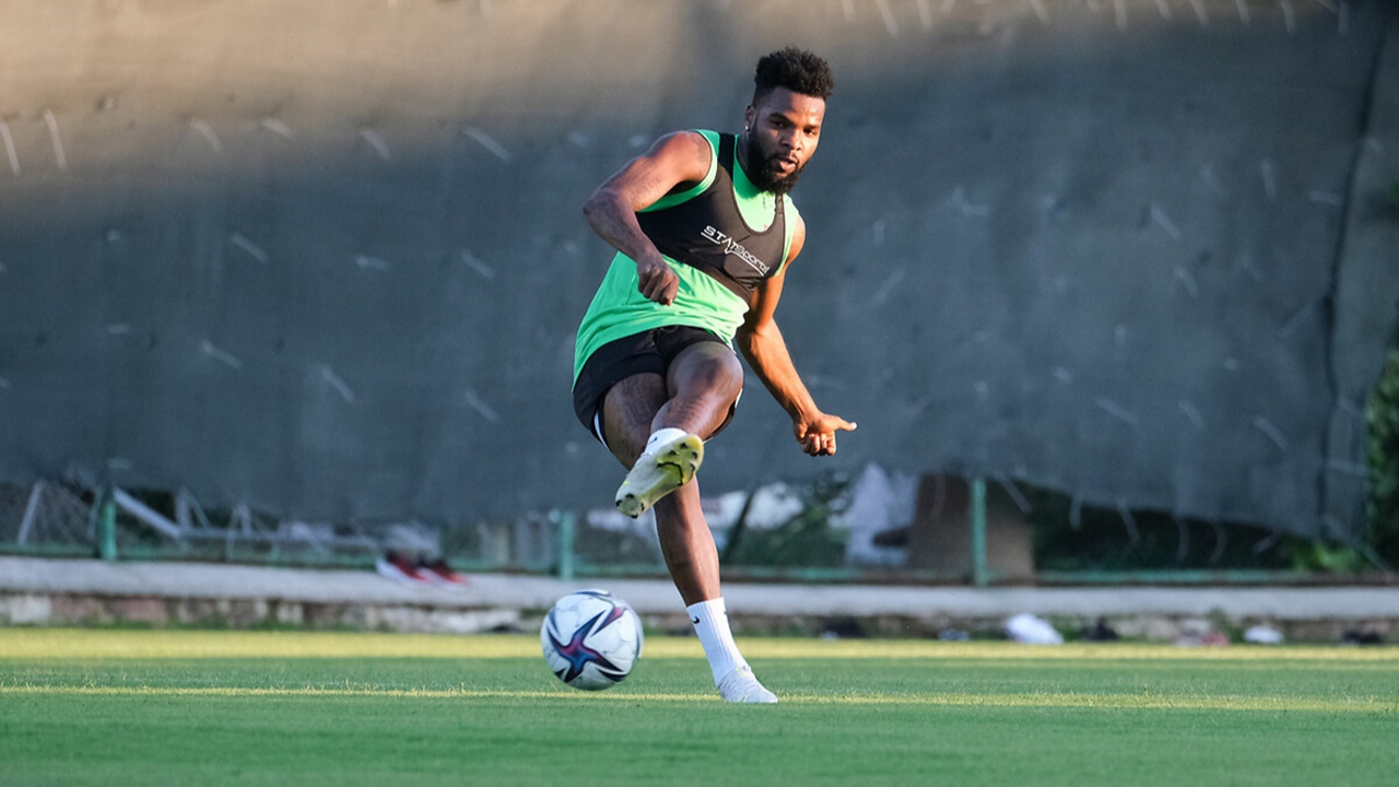 Beşiktaş'tan transfer hamlesi! Aaron Boupendza ile görüşüldü