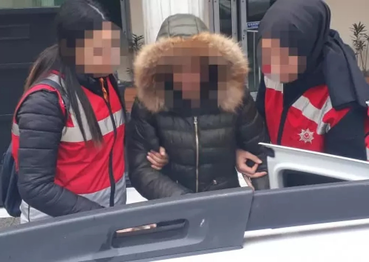 Röportaj yapan muhabire başörtüsü nedeniyle hakaret eden kadın adliyede!