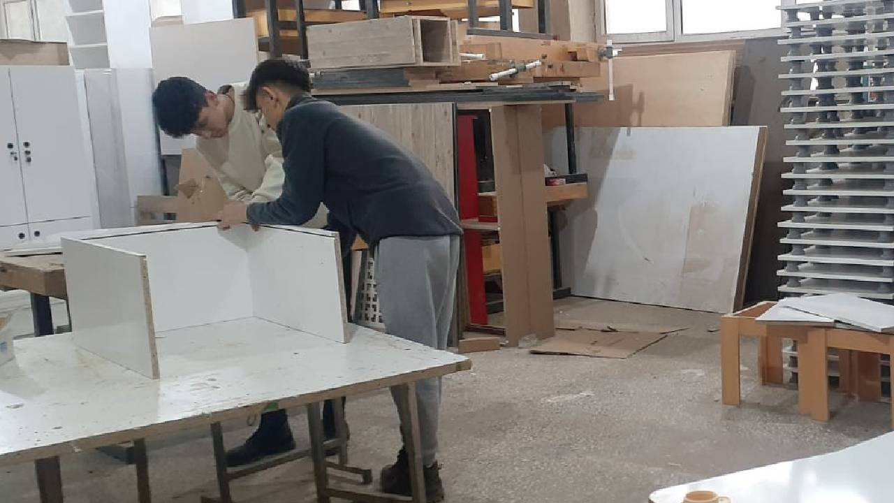 Fabrika gibi okul: Öğrenciler hem öğreniyor hem de para kazanıyor
