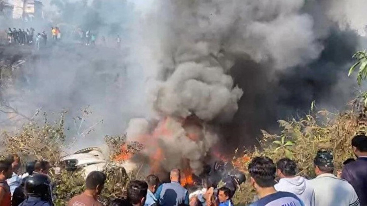 Nepal'de 72 kişiyi taşıyan yolcu uçağı düştü: Çok sayıda can kaybı var