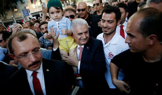 Başbakan Yıldırım, Çengelköy'den köprüye yürüyerek geldi...