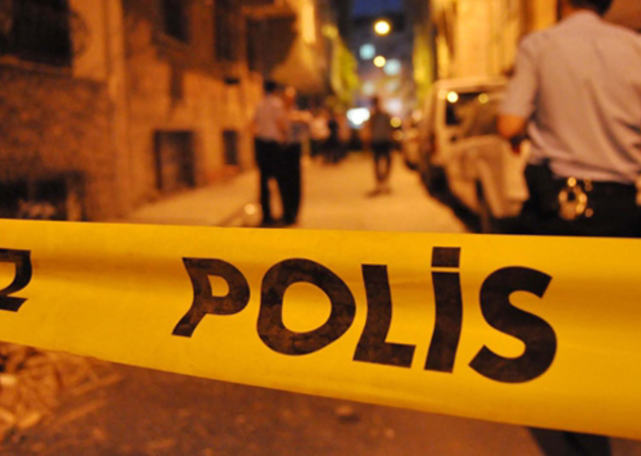 İstanbul'da polis aracına saldırı: 1 memur yaralı