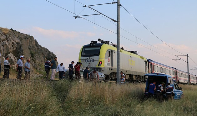 Eskişehir'de tren otomobile çarptı: 1 ölü, 3 yaralı...
