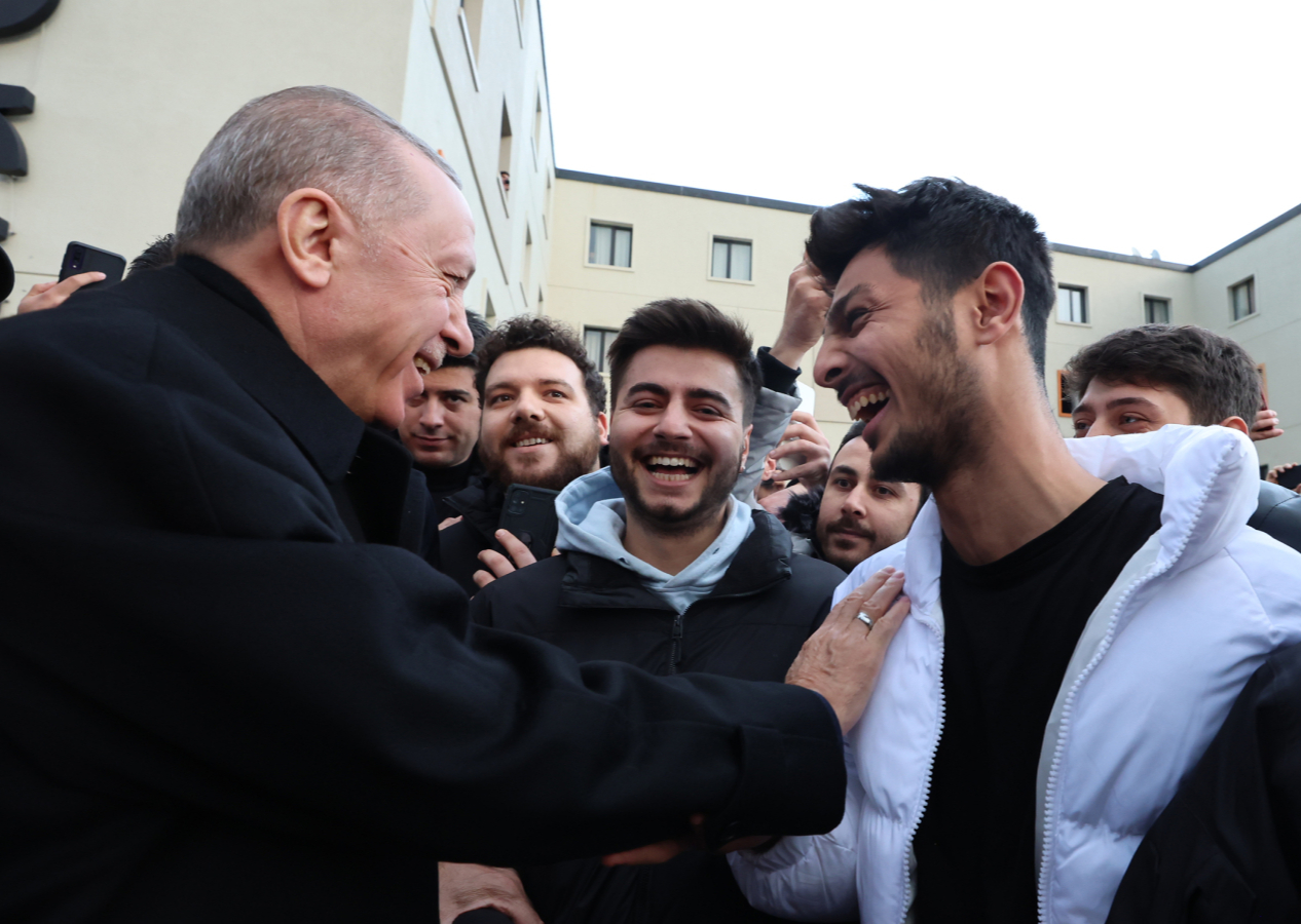 Cumhurbaşkanı Erdoğan ile gençlerin keyifli anları objektiflere yansıdı