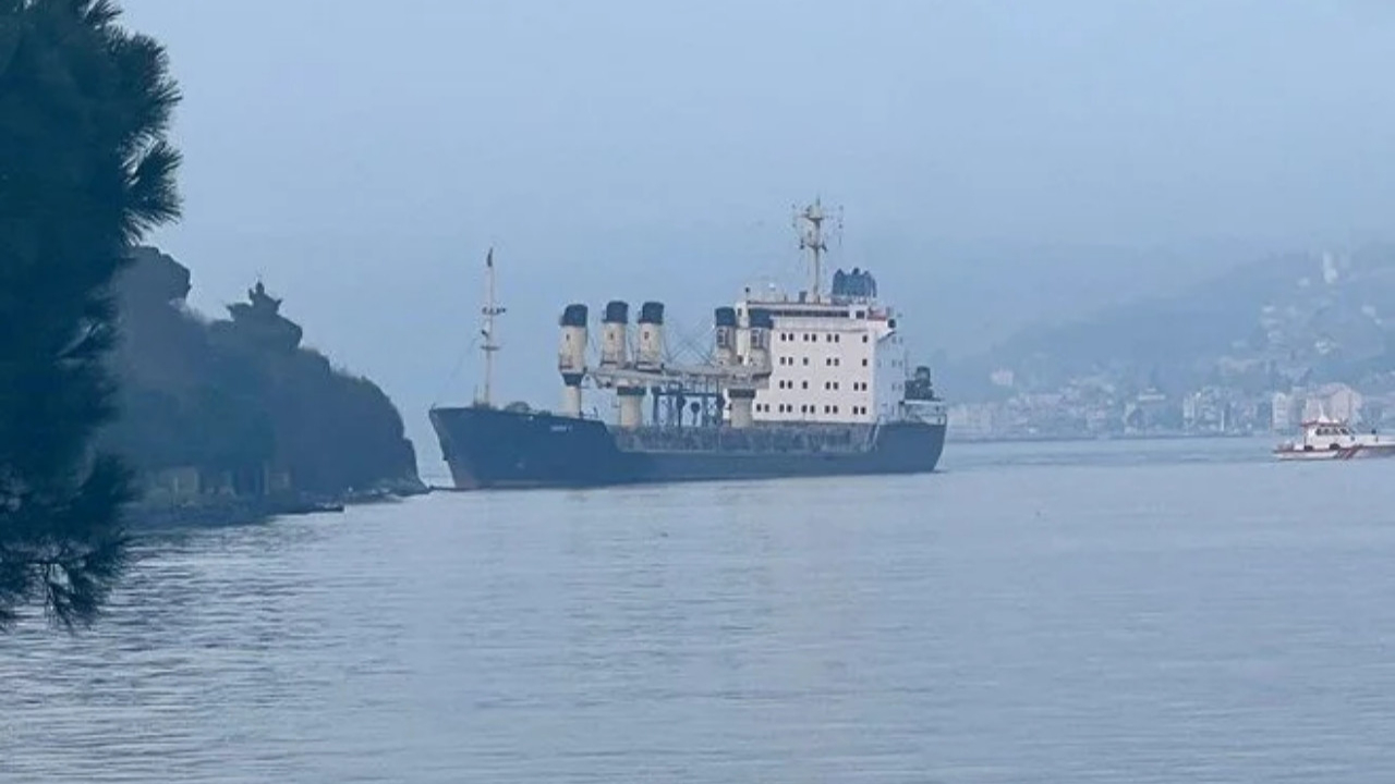 İstanbul Boğazı'nda karaya oturan yük gemisi 4 saatlik çalışma sonrası kurtarıldı!