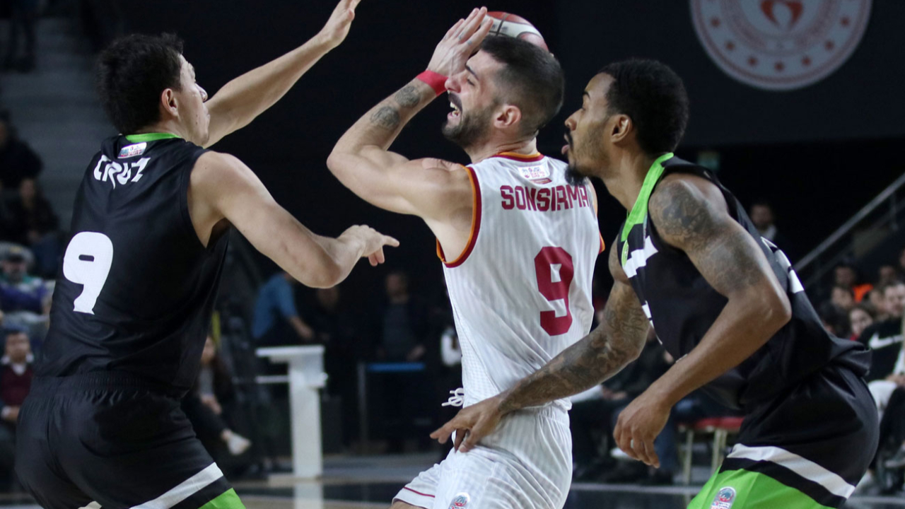 Galatasaray Nef Manisa'da kaybetti