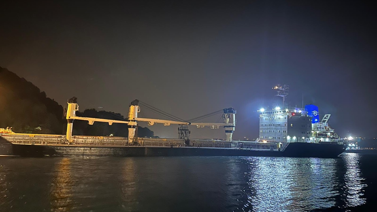 İstanbul Boğazı'ndaki gemi trafiğine karaya oturan yük gemisi engeli