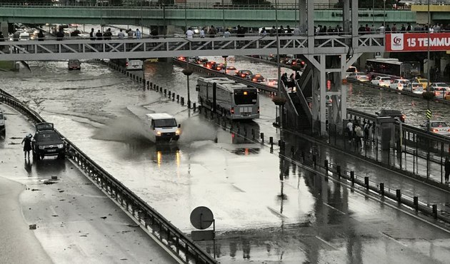 Kentte trafik durma noktasına geldi, Avrasya tüneli kapatıldı!