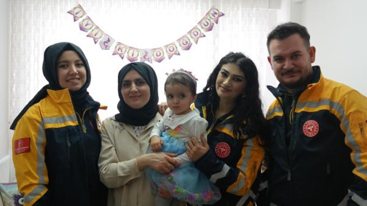 2 yıl önce ambulansta dünyaya gelmişti! Almira bebeğin yeni yaşı doğumu yaptıran ekiple kutlandı