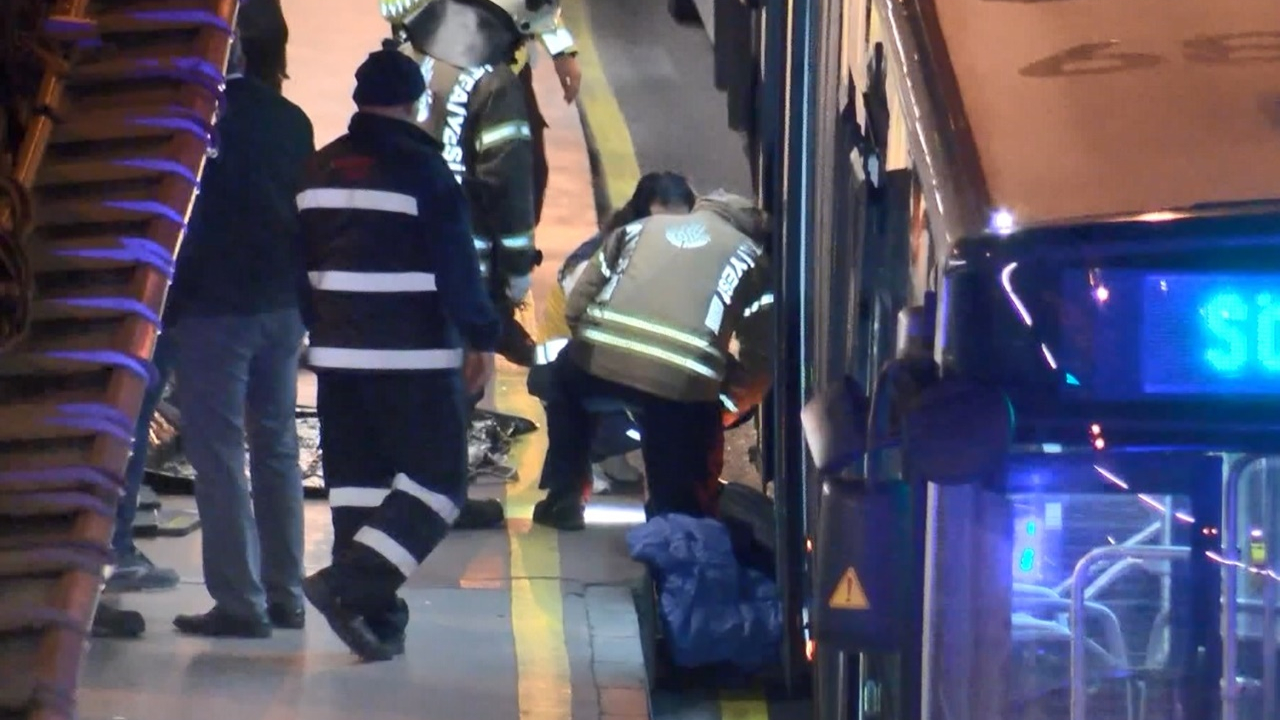 Küçükçekmece'de kan donduran olay! Durakta beklerken aniden yola düştü, metrobüsün altında kalan yolcu feci şekilde can verdi