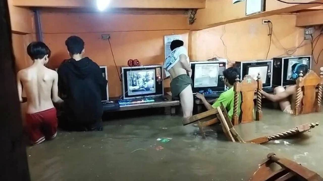 İnternet kafeyi su bastı! Çocuklar aldırış etmeden oyunlarına devam etti