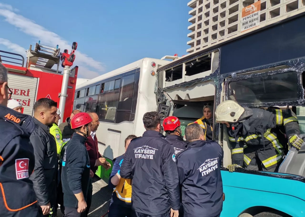 Kayseri'de 2 halk otobüsü çarpıştı! Çok sayıda yaralı var...