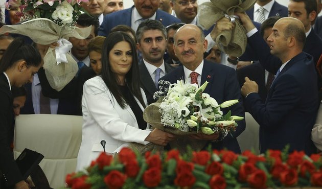 Bakanlıklarda hareketli gün! Sarıeroğlu ve Çavuşoğlu görevi devraldı...