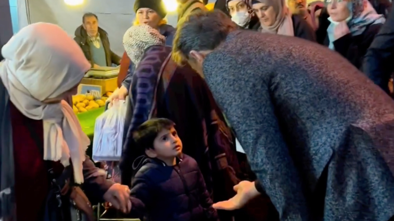 Bahçelievler Belediye Başkanı Bahadır ile küçük çocuk arasında gülümseten diyalog