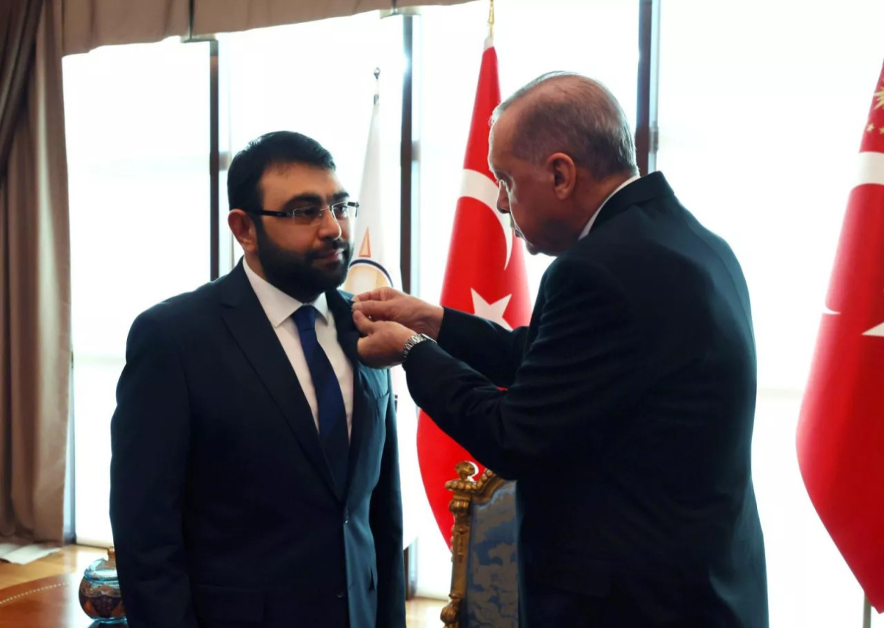 Tunç Soyer'i eleştirdiği için 6'lı masada krize neden olmuştu! AK Parti'ye katıldı! Rozetini Erdoğan bizzat taktı!