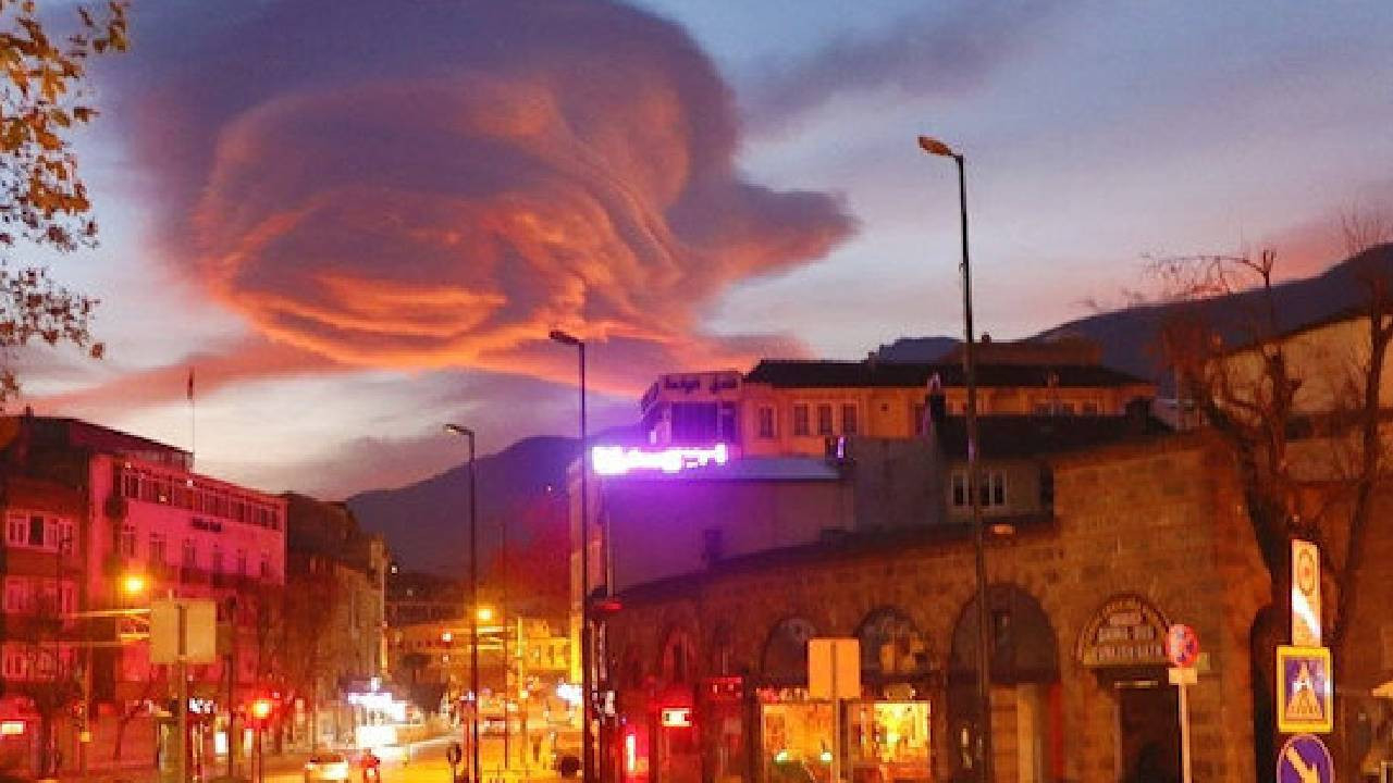 Bursa'da sabahın ilk saatlerinde ortaya çıkan bulut görenleri şaşırttı