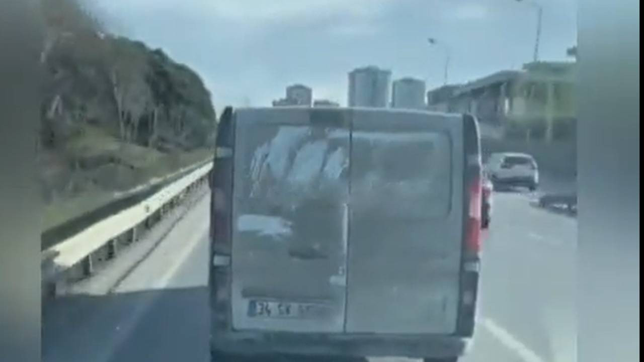 Skandal görüntüler! Ambulansa ısrarla yol vermeyen kamyonet kamerada
