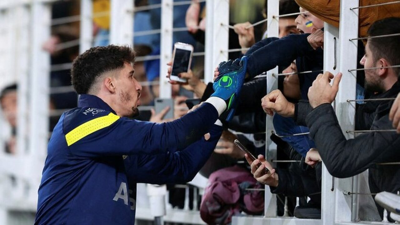 Fenerbahçeli taraftarlardan Altay Bayındır'a destek!