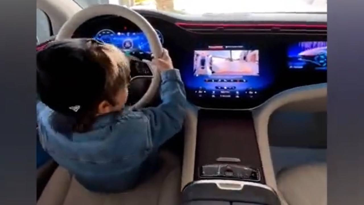 Kenan Sofuoğlu'nun 3 yaşındaki oğlu bu kez araba kullandı