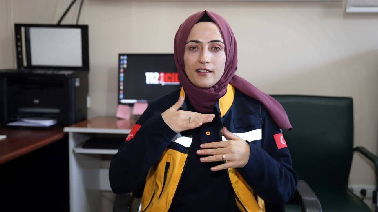 İşitme engelli hastalara yardımcı olabilmek için işaret dilini öğrendi!