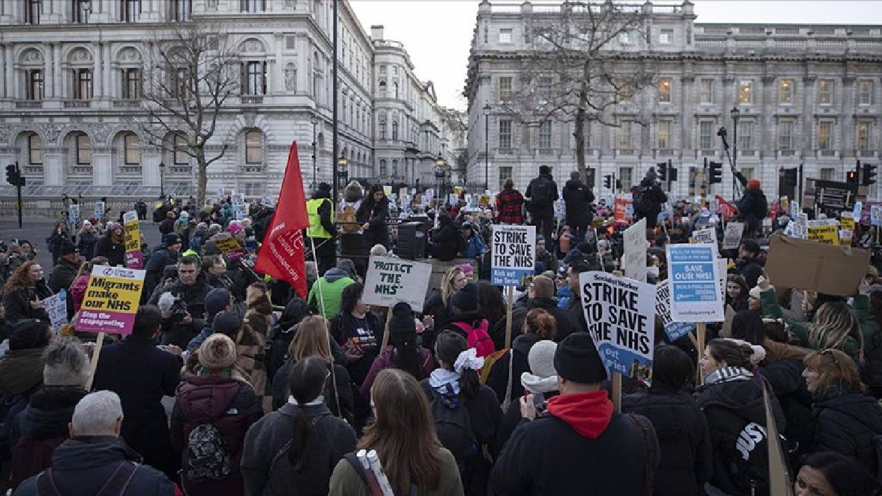 Londra’da yüzlerce kişi hükümetin sağlık politikasını protesto etti
