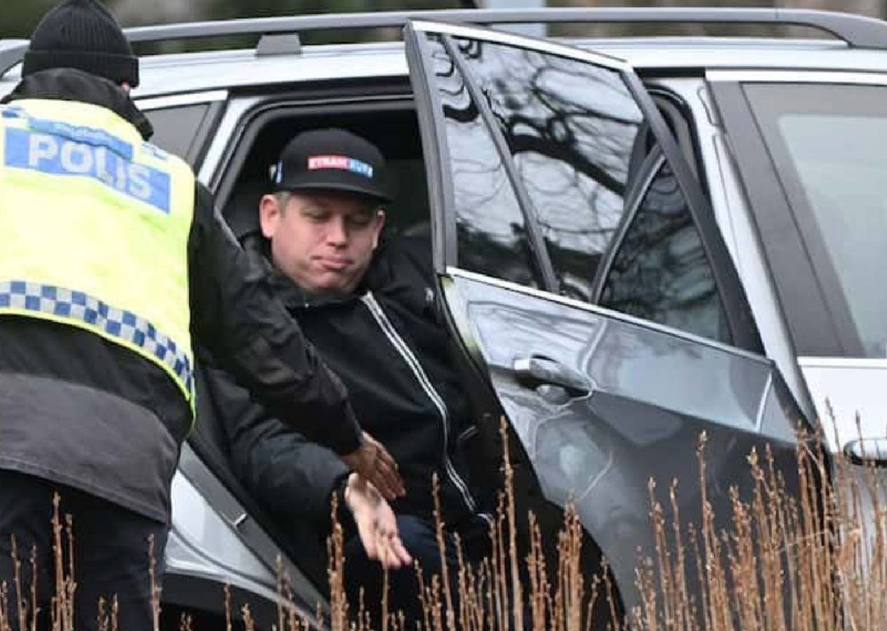 İğrenç provokasyon! İsveç polisi korudu, el sallayarak geldi Kur’an-ı Kerim’i yaktı