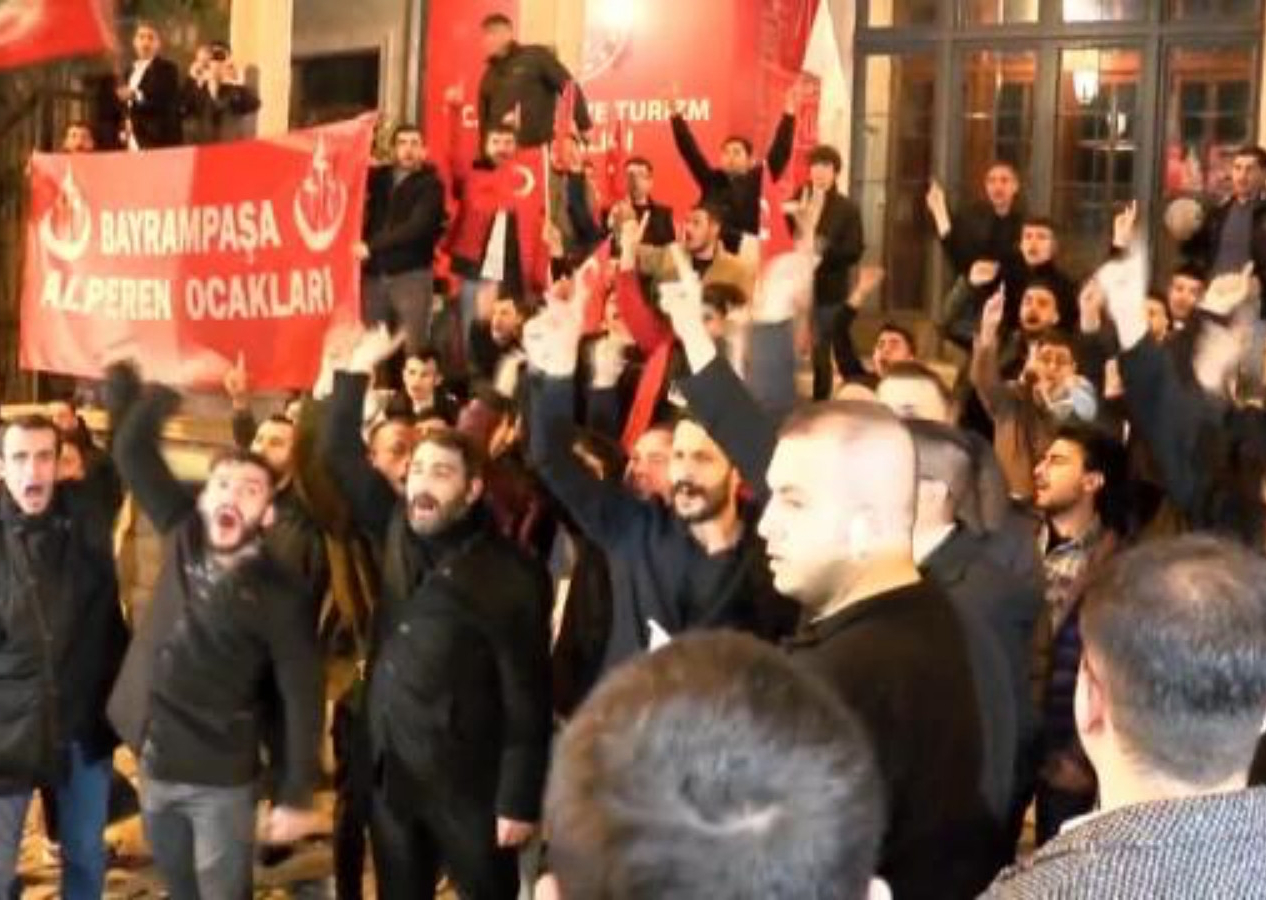 İstanbul'da gergin saatler! İsveç’te Kur’an-ı Kerim’in yakılması İsveç Konsolosluğu önünde protesto edildi!