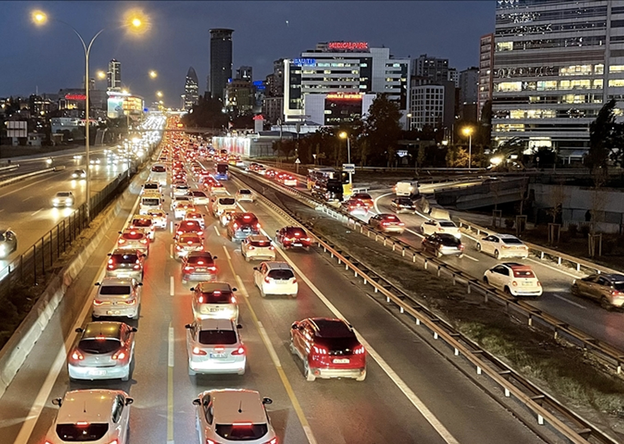 İstanbul'da trafik durdu! Yoğunluk yüzde 90'a ulaştı