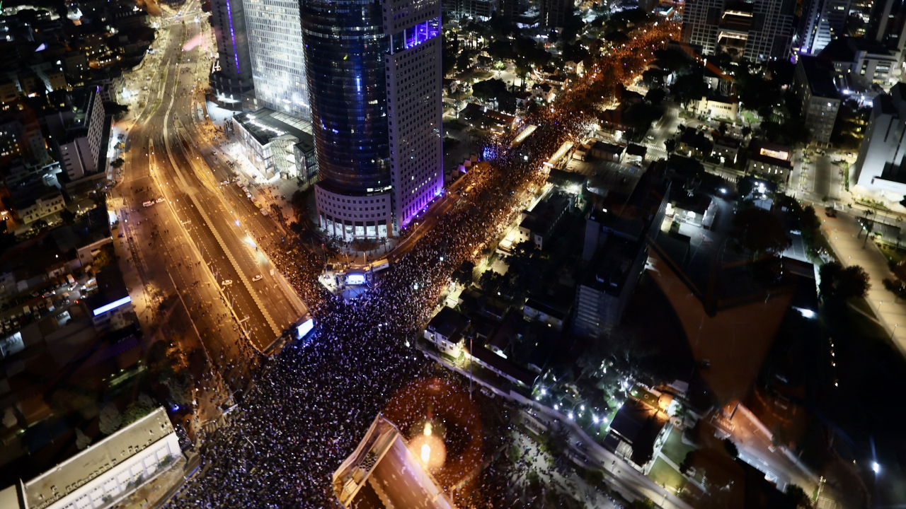 İsrail’de on binlerce kişi Netanyahu’yu protesto etti