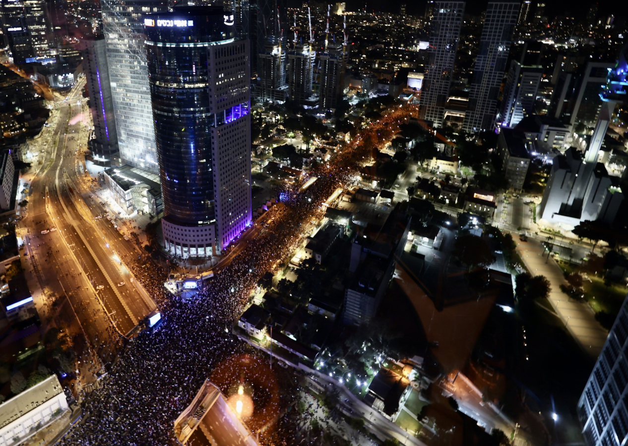 İsrail’de on binlerce kişi Netanyahu’yu protesto etti