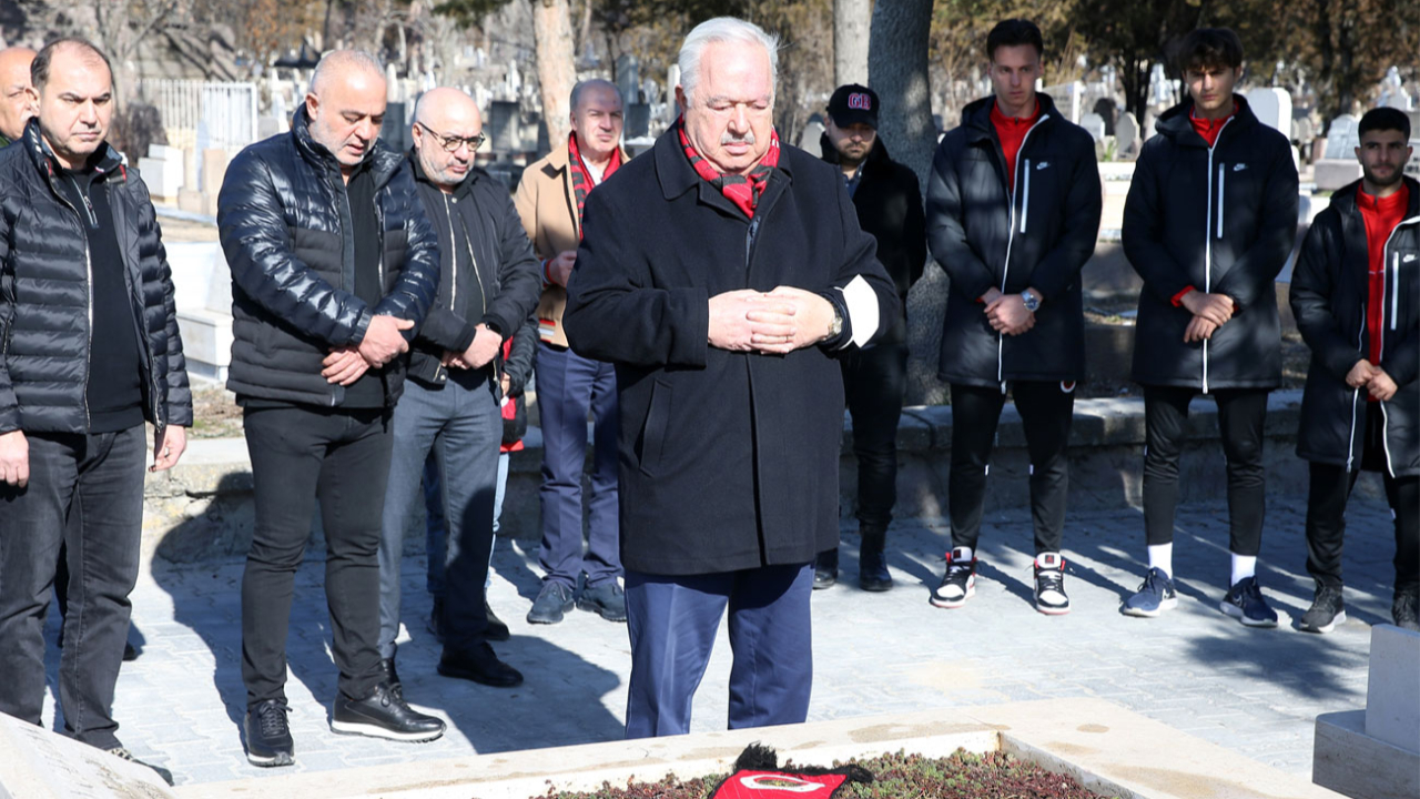 İlhan Cavcav kabri başında anıldı