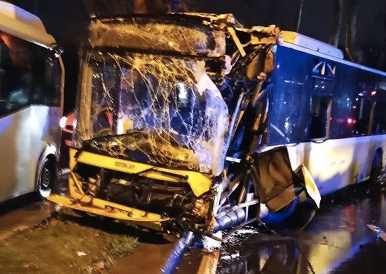 Adeta facia yaşandı! İETT otobüsü ağaca çarptı: Yaralılar var