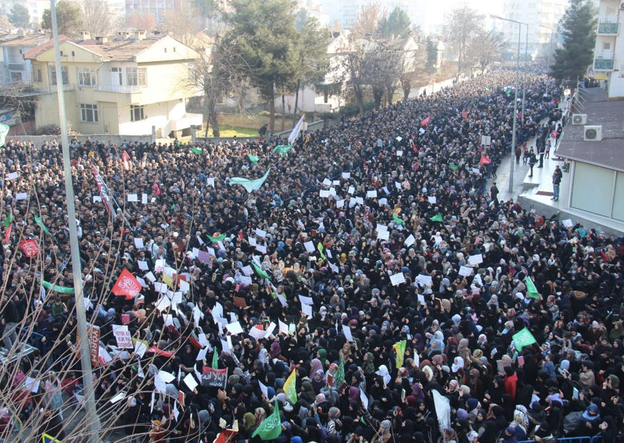 Batman’da binlerce kişi İsveç'te Kur'an-ı Kerim’in yakılmasını protesto etti