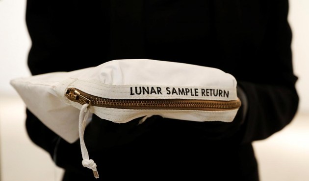 Neil Armstrong'un ay tozlu çantasına servet...