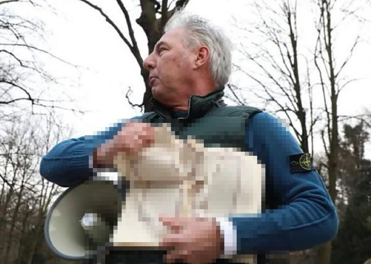 İsveç'ten sonra şimdi de Hollanda! İslamofobik Pegida'nın Hollanda'daki temsilcisi Kur'an-ı Kerim yırttı!