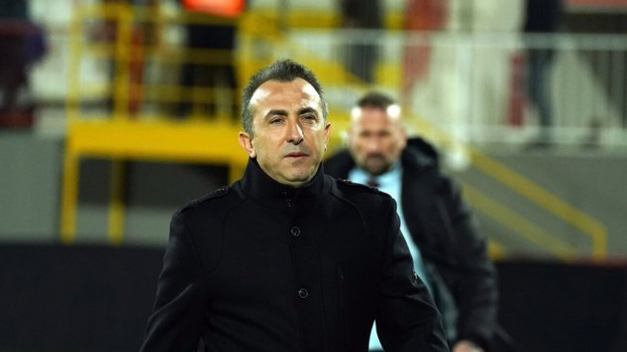 Ümraniyespor Teknik Direktörü Recep Uçar Fenerbahçe mağlubiyeti sonrası konuştu: Yediğimiz golde kaç faul var bakalım...