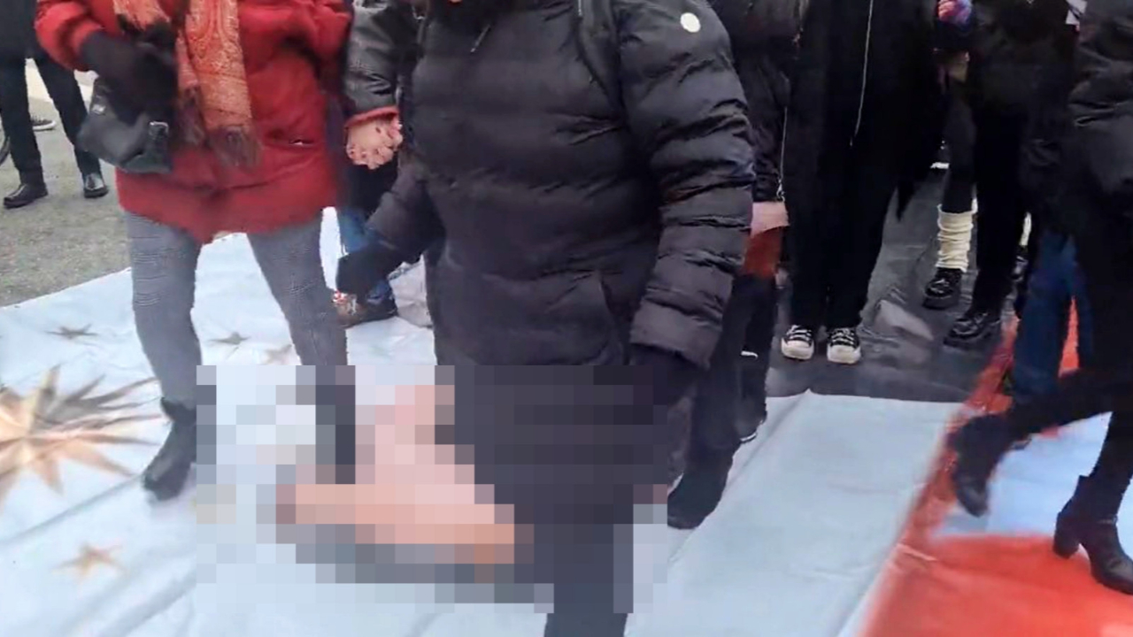 Kur'an-ı Kerim skandalı sonrası İsveç'te bir provokasyon daha! Cumhurbaşkanı Erdoğan'ı ve Türk bayrağını hedef aldılar!