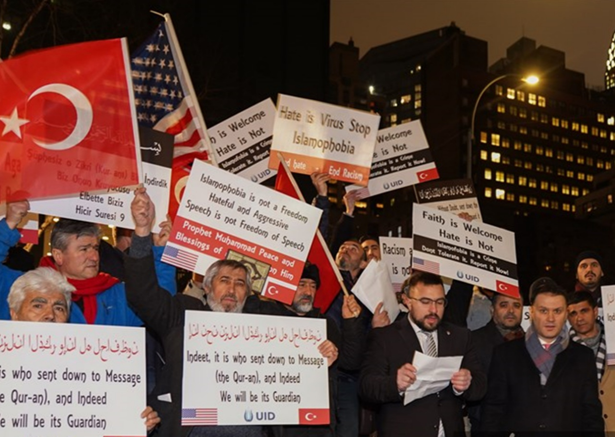 İsveç'te Rasmus Paludan'ın Kur'an-ı Kerim'i yakması New York'ta protesto edildi
