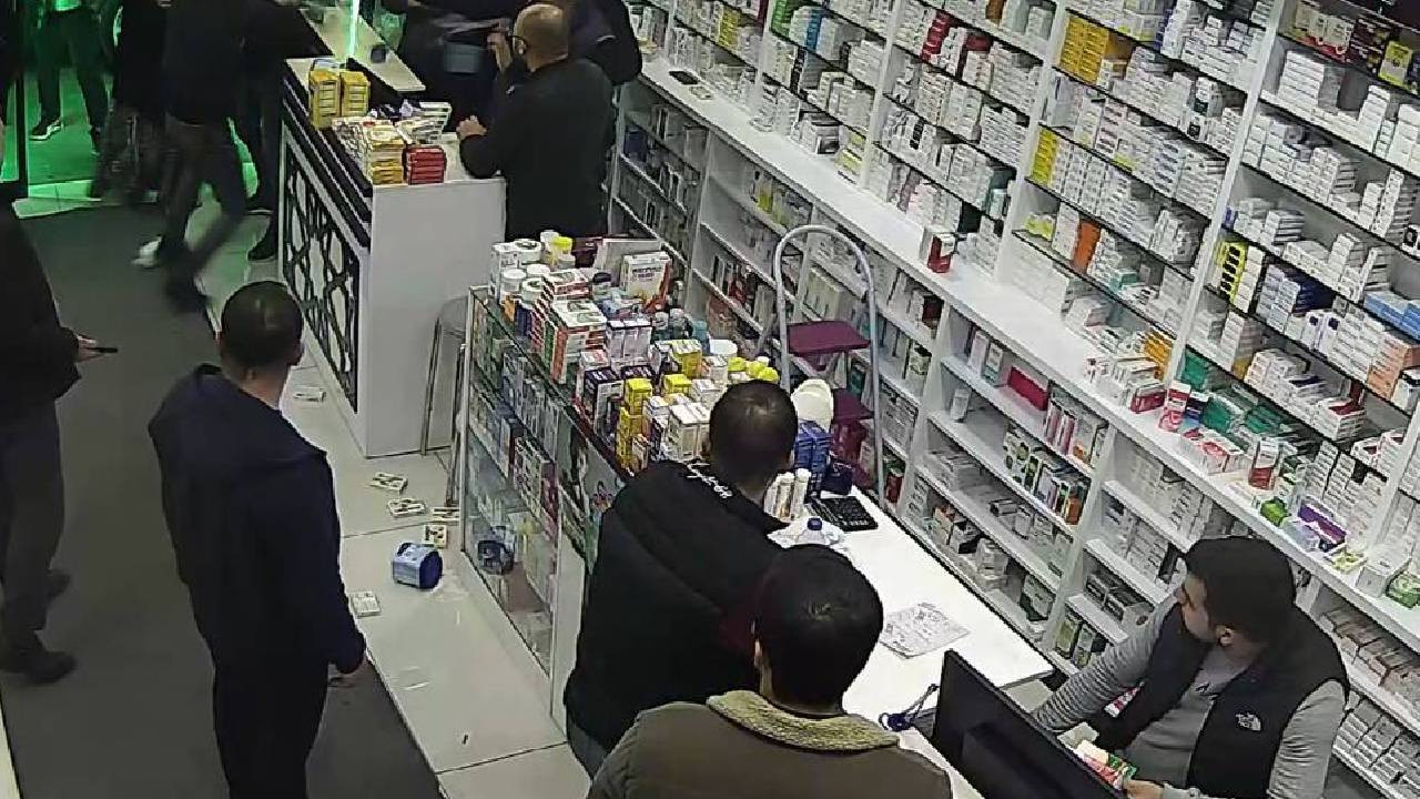 ''Sıra bekleyemem'' diyen şahıs eczaneyi birbirine kattı