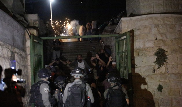 Mescid-i Aksa'da İsrail terörü devam ediyor: 22 yaralı...