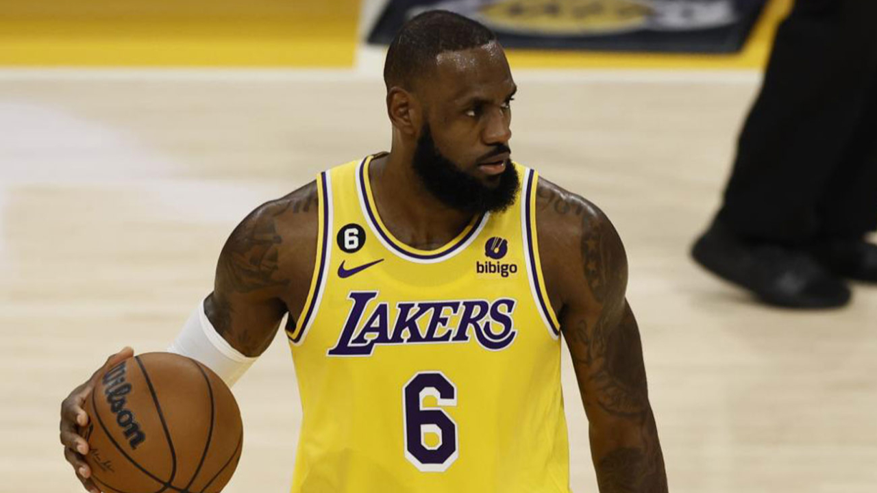 Lebron rekor kırdı, Lakers fark yedi
