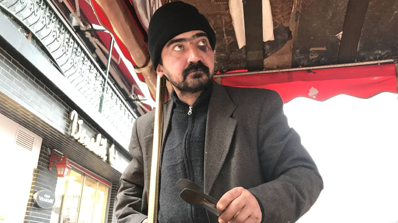 Bayılsa da tezgahının başından ayrılmıyor