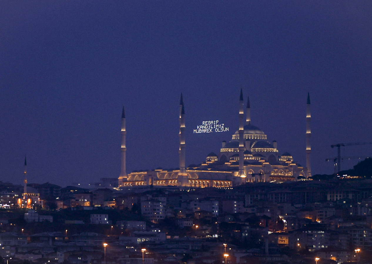Çamlıca Camii’ne ‘Regaip Kandilimiz Mübarek Olsun’ mahyası asıldı