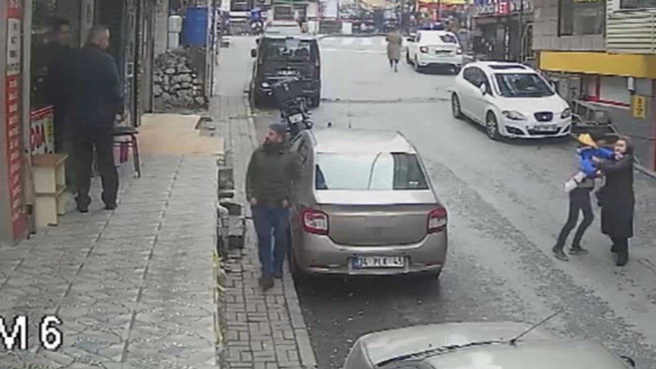 Eski eşine sokak ortasında bıçakla saldırdı: Kadını ölümden montu kurtardı! O anlar güvenlik kamerasına yansıdı
